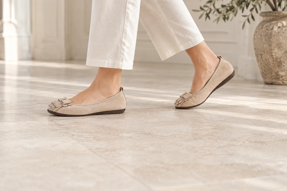 Beige La Ballerina CAMBIO Ballerinas beim Gehen mit sicherem Sitz an der Ferse