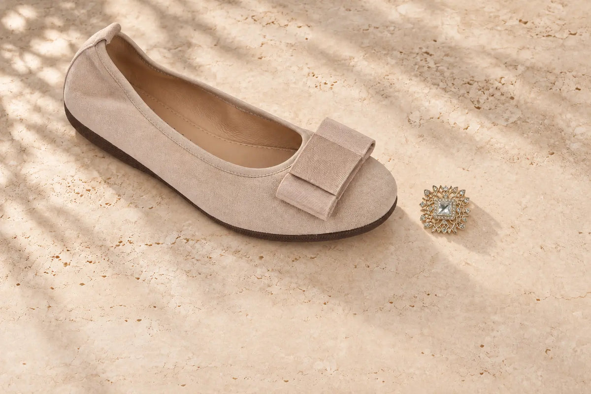 Beige CAMBIO Ballerina mit maßstabgerechter wechselbarer goldener Schnalle auf hellem Stein