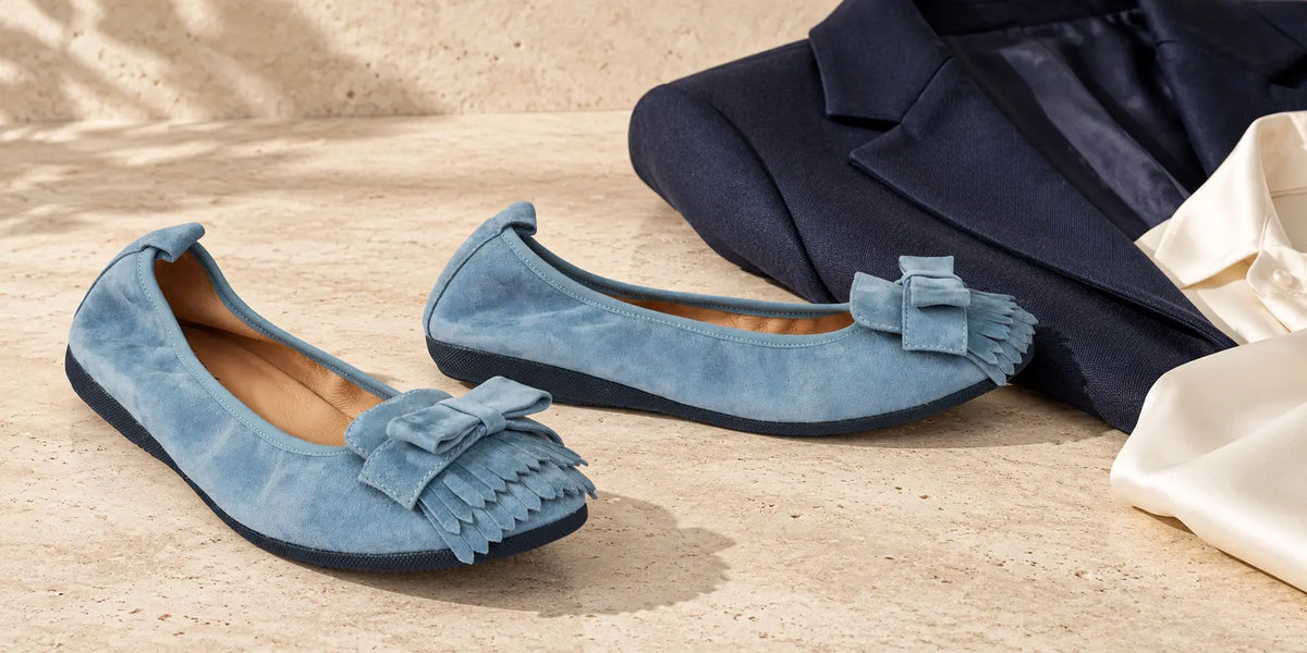 Hellblaue CAMBIO Ballerinas aus Veloursleder zu dunkelblauem Blazer