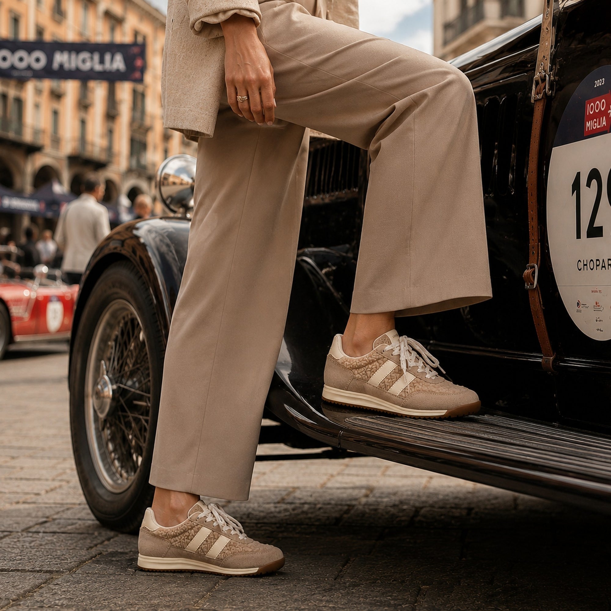 LA BALLERINA Sneaker Taupe / Creme aus Veloursleder – Lifestyle-Aufnahme