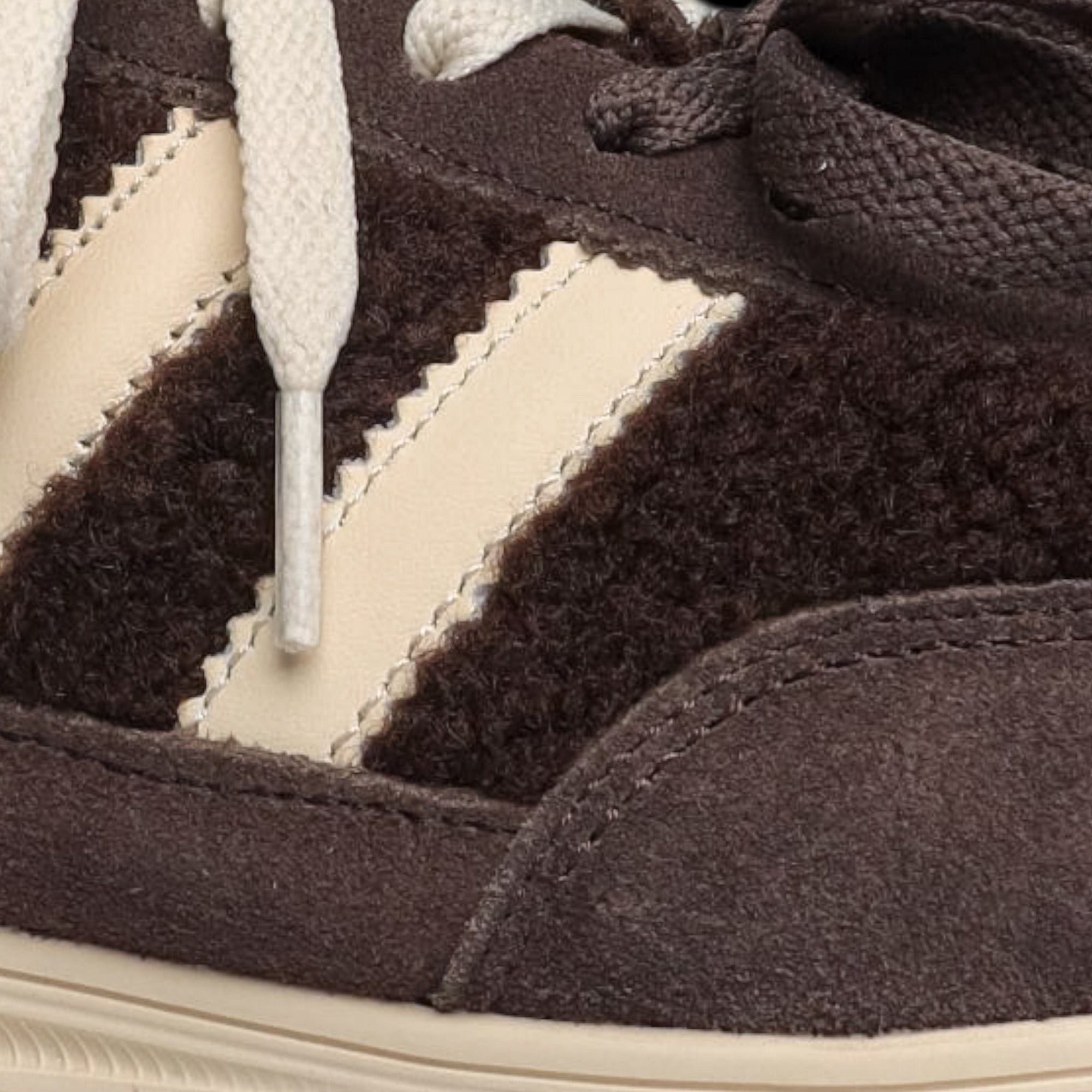 Dames sneakers van LA BALLERINA in espressobruin en ivoor – detail van suède en teddytextiel