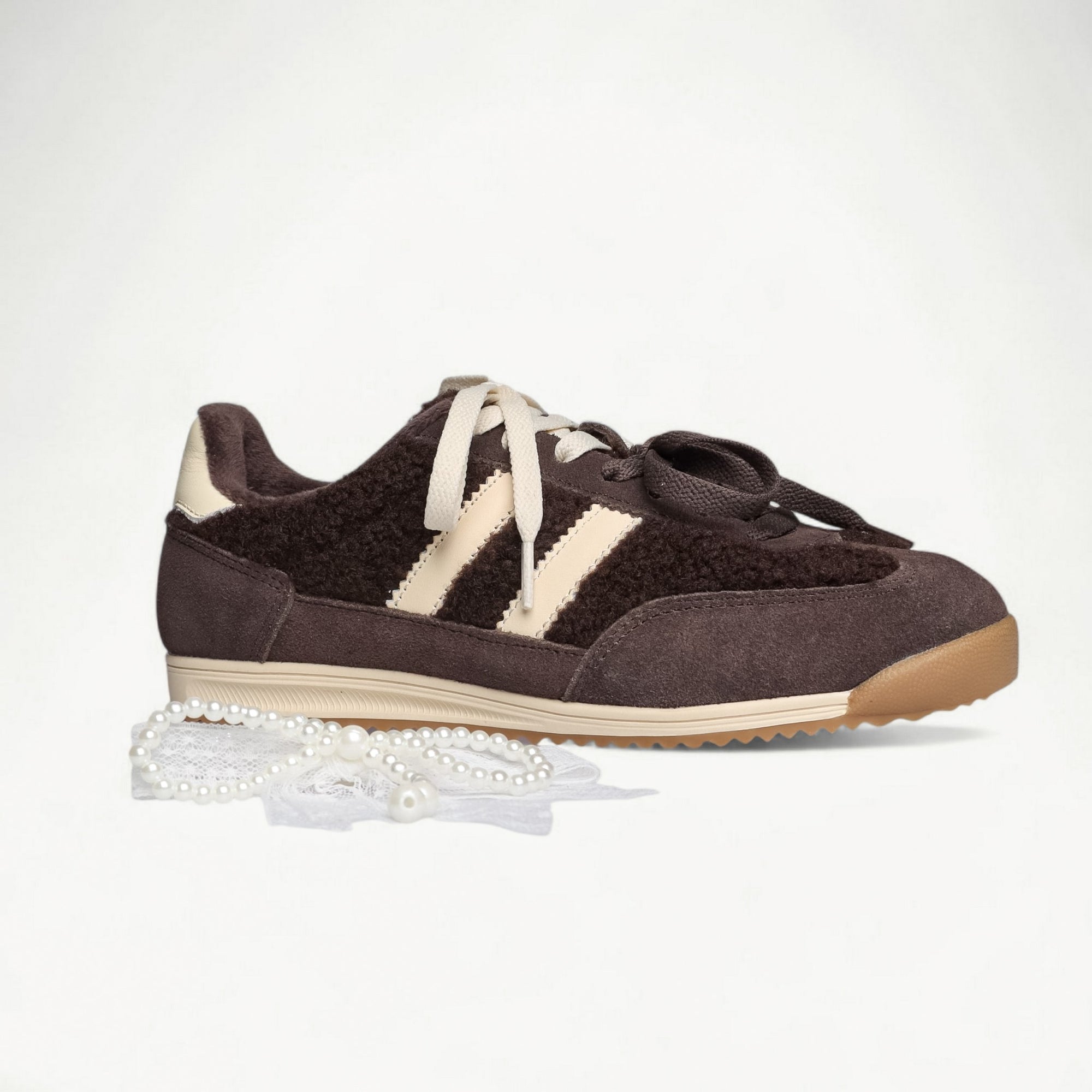 Dames sneakers van LA BALLERINA in espressobruin en ivoor – detail van de sierband