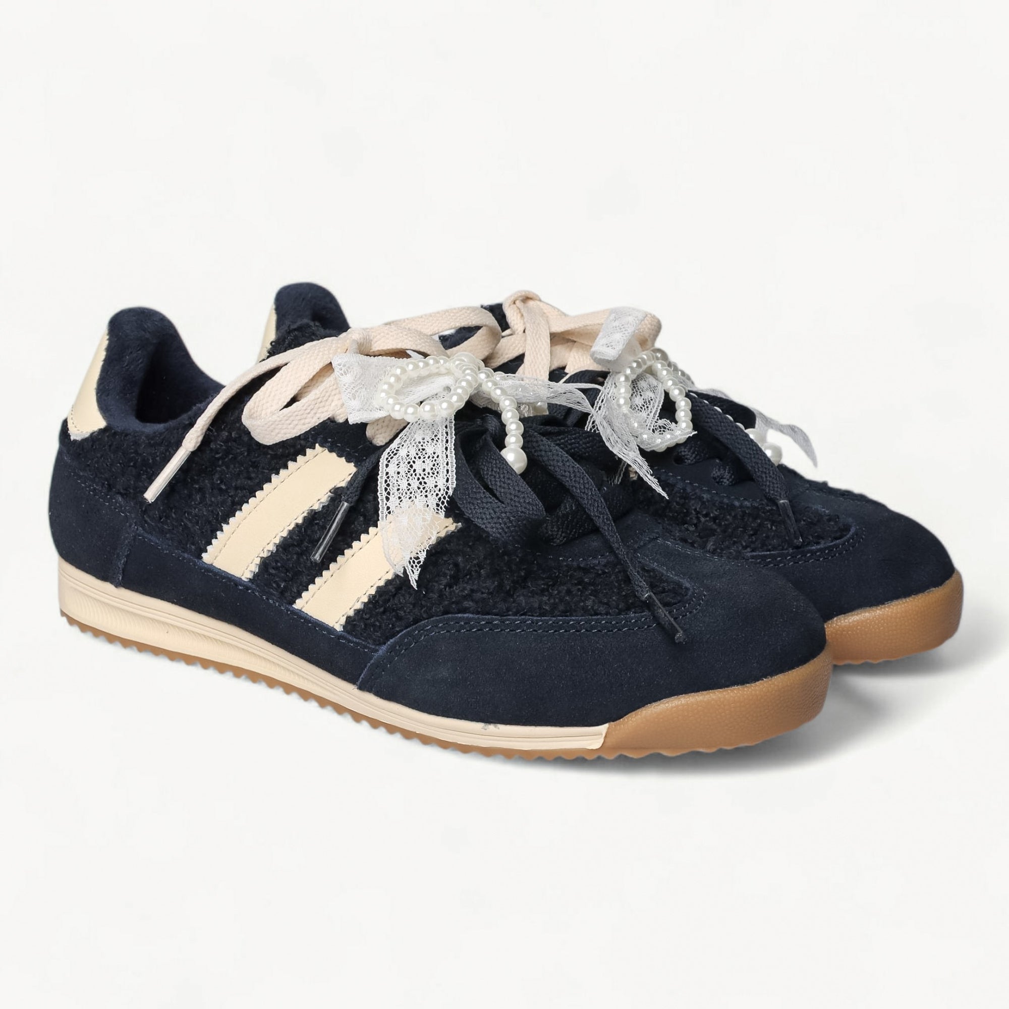LA BALLERINA Sneaker Navy / Creme aus Veloursleder – Dreiviertelansicht