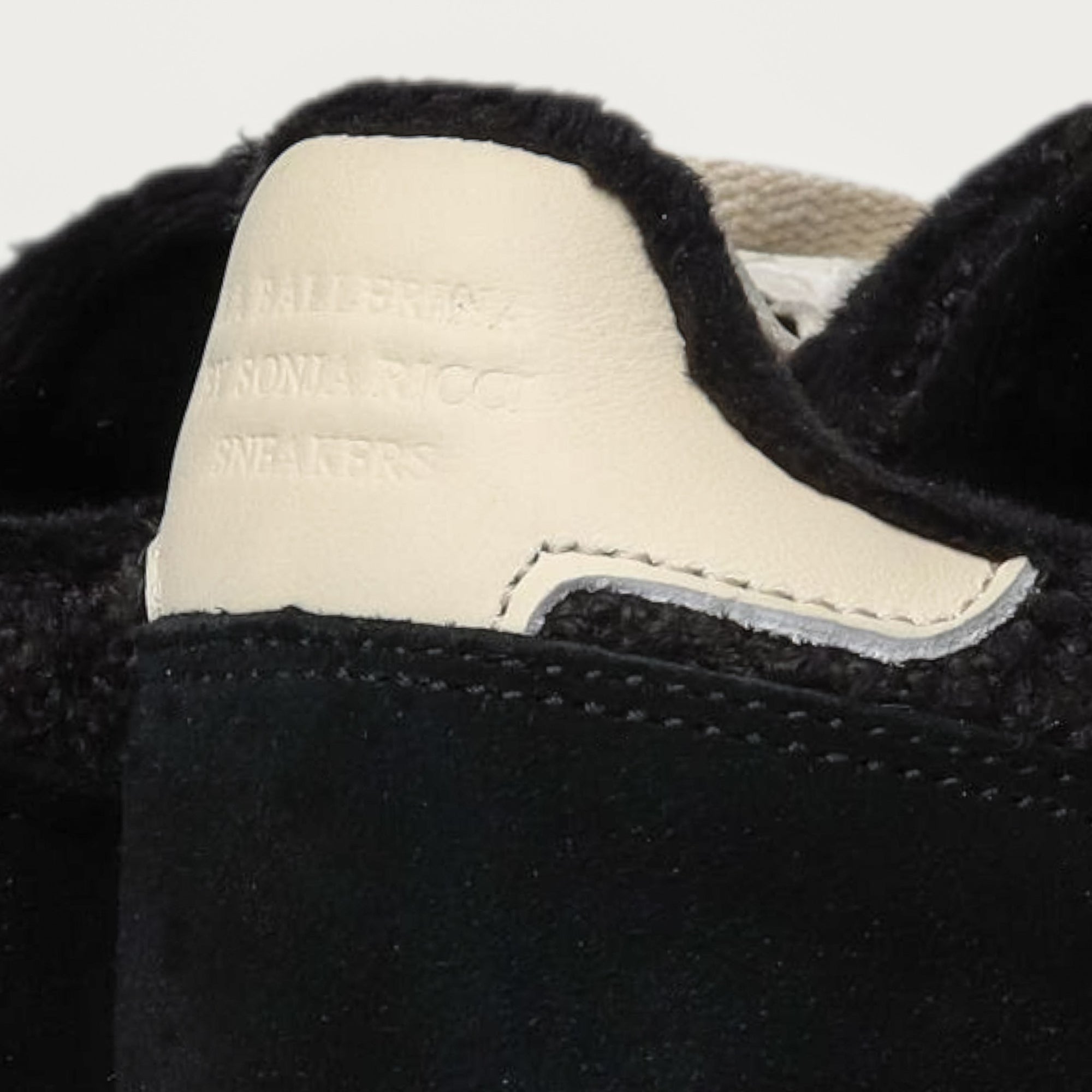 Baskets femme LA BALLERINA noir et crème – détail du talon et du logo