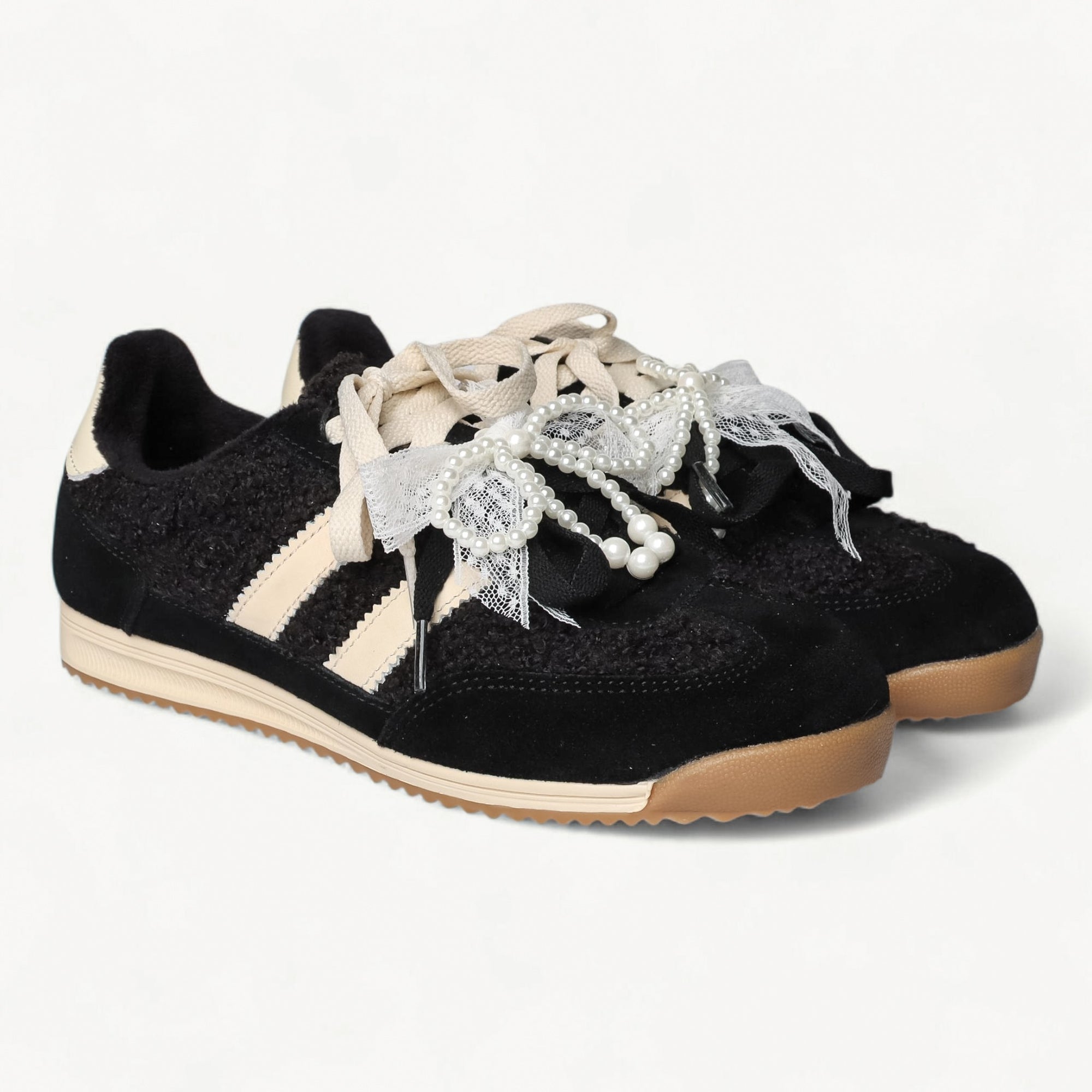 LA BALLERINA Sneaker Schwarz / Creme aus Veloursleder – Dreiviertelansicht