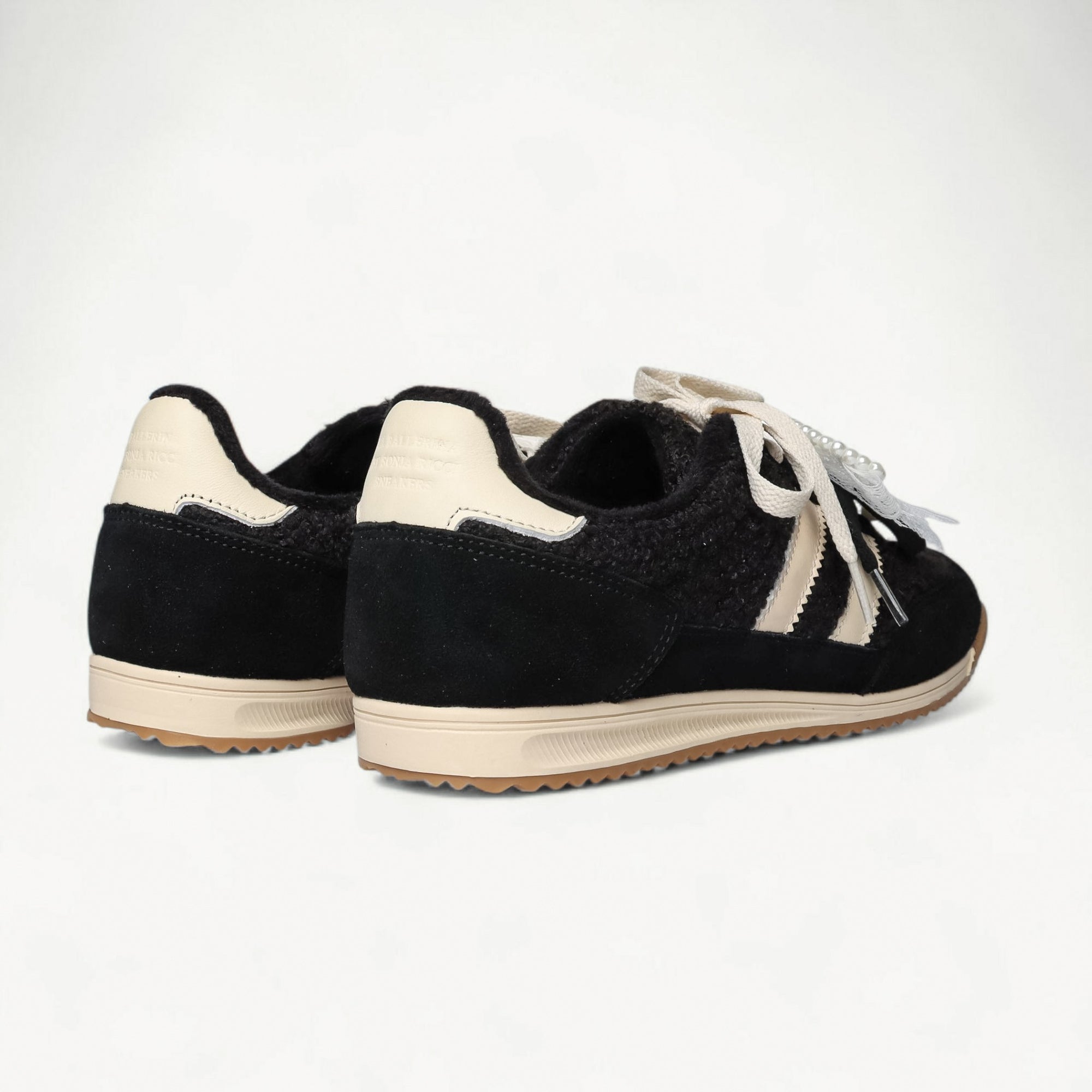 LA BALLERINA Sneaker Schwarz / Creme aus Veloursleder – Rückansicht