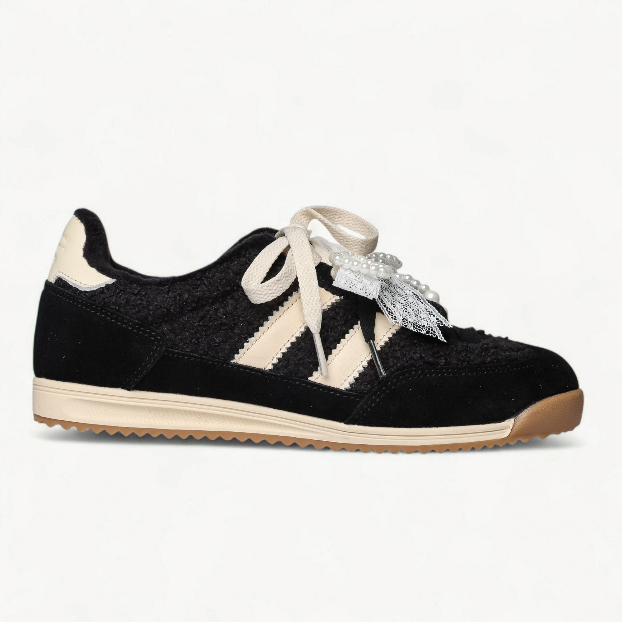 Baskets femme LA BALLERINA en daim noir et crème – vue latérale