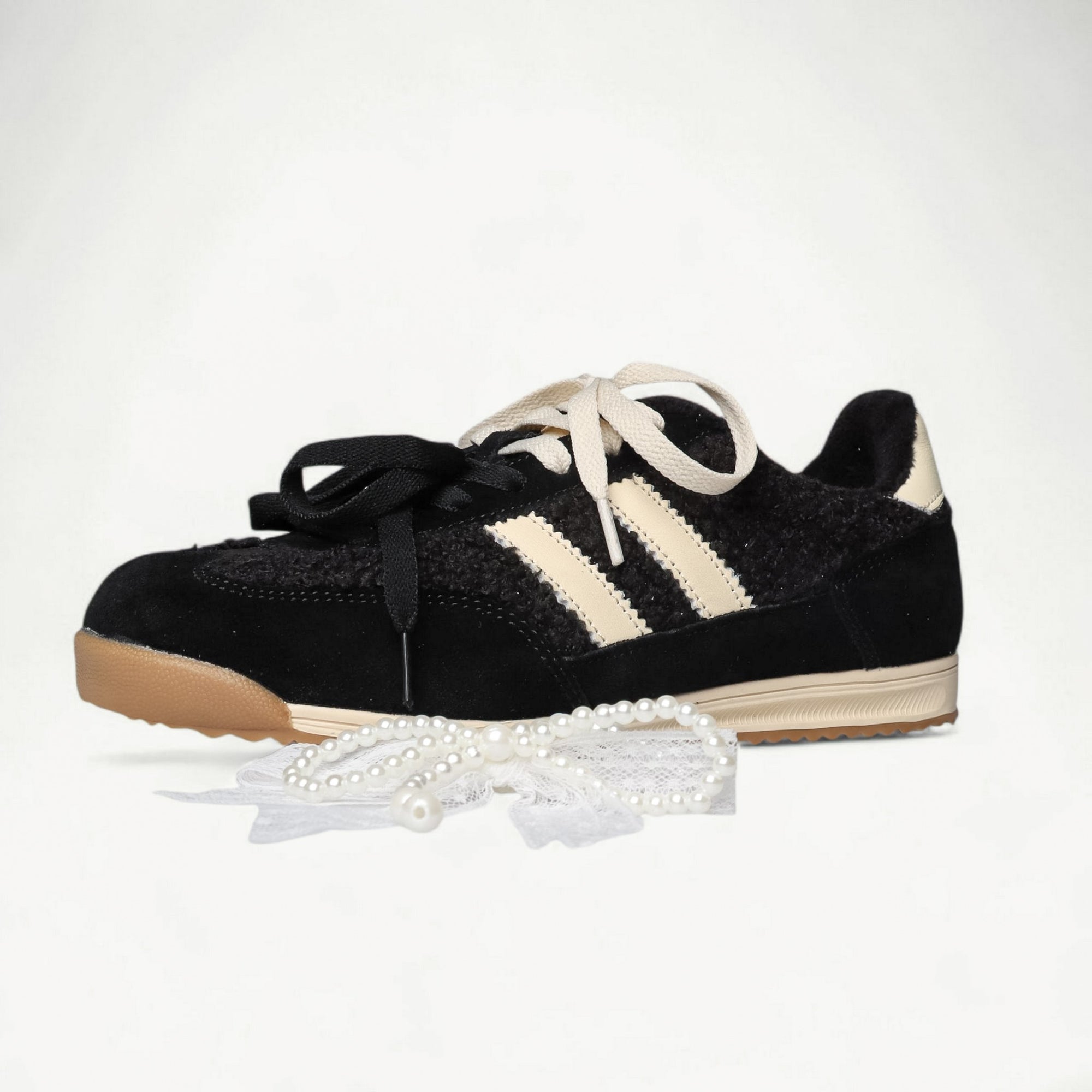 Baskets femme LA BALLERINA noir et crème – détail de la bande décorative