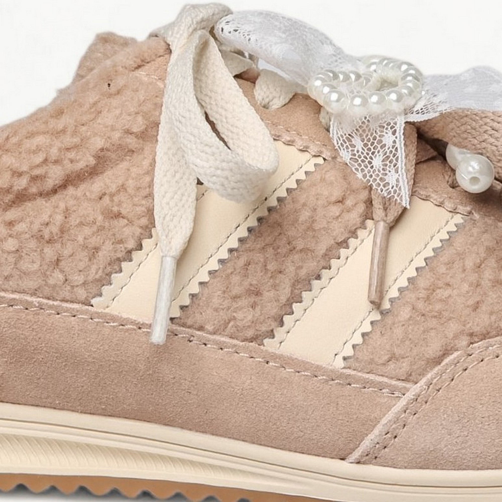 Dames sneakers van LA BALLERINA in taupe en crème – zijprofiel met teddytextiel