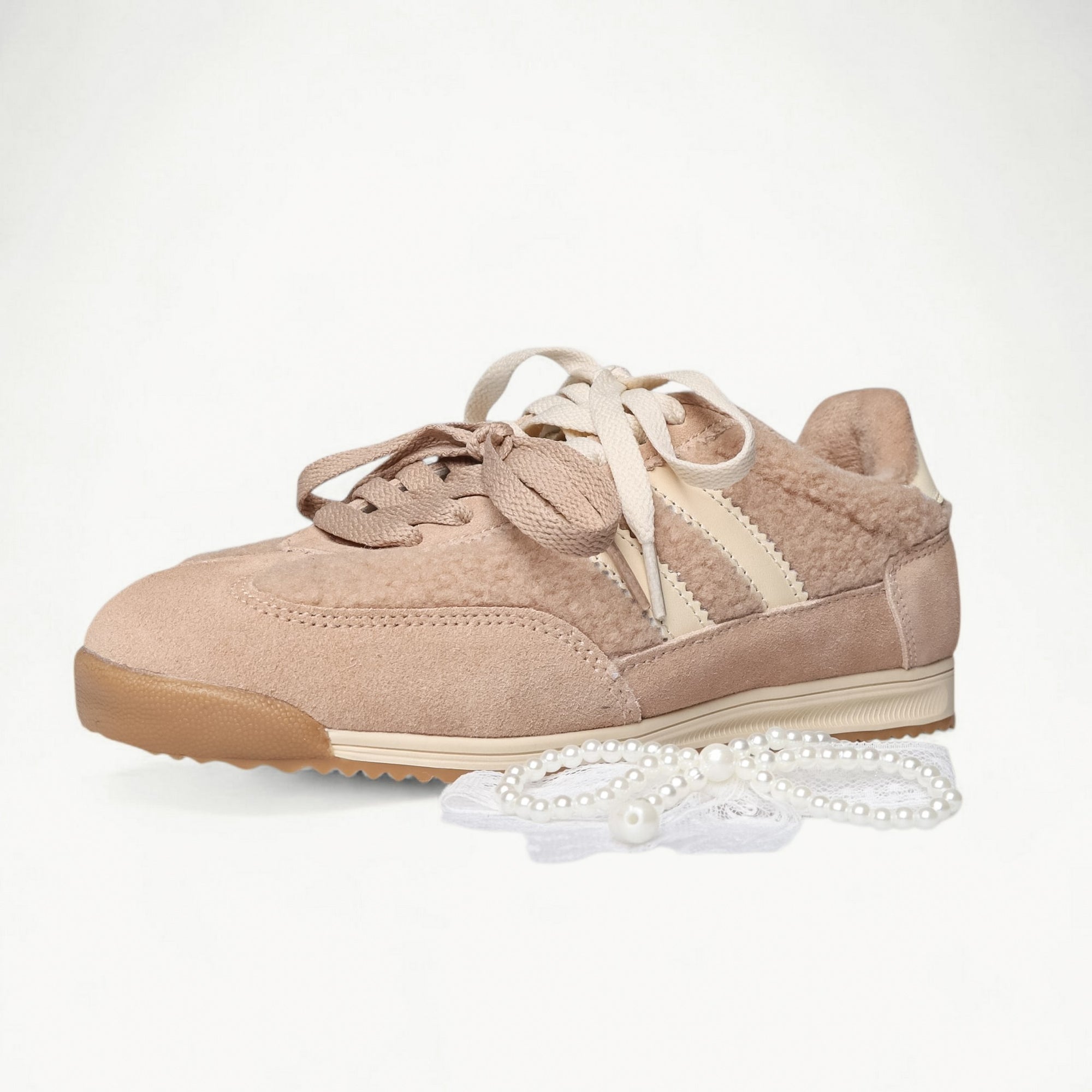 Dames sneakers van LA BALLERINA in taupe en crème – detail van de sierband