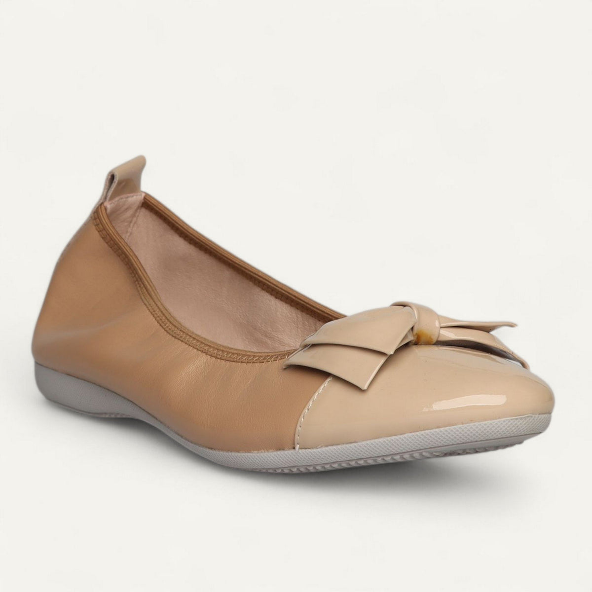 Ballerinas Beige, Nappaleder / Lackleder, EU 36,5 – Schrägansicht von vorne