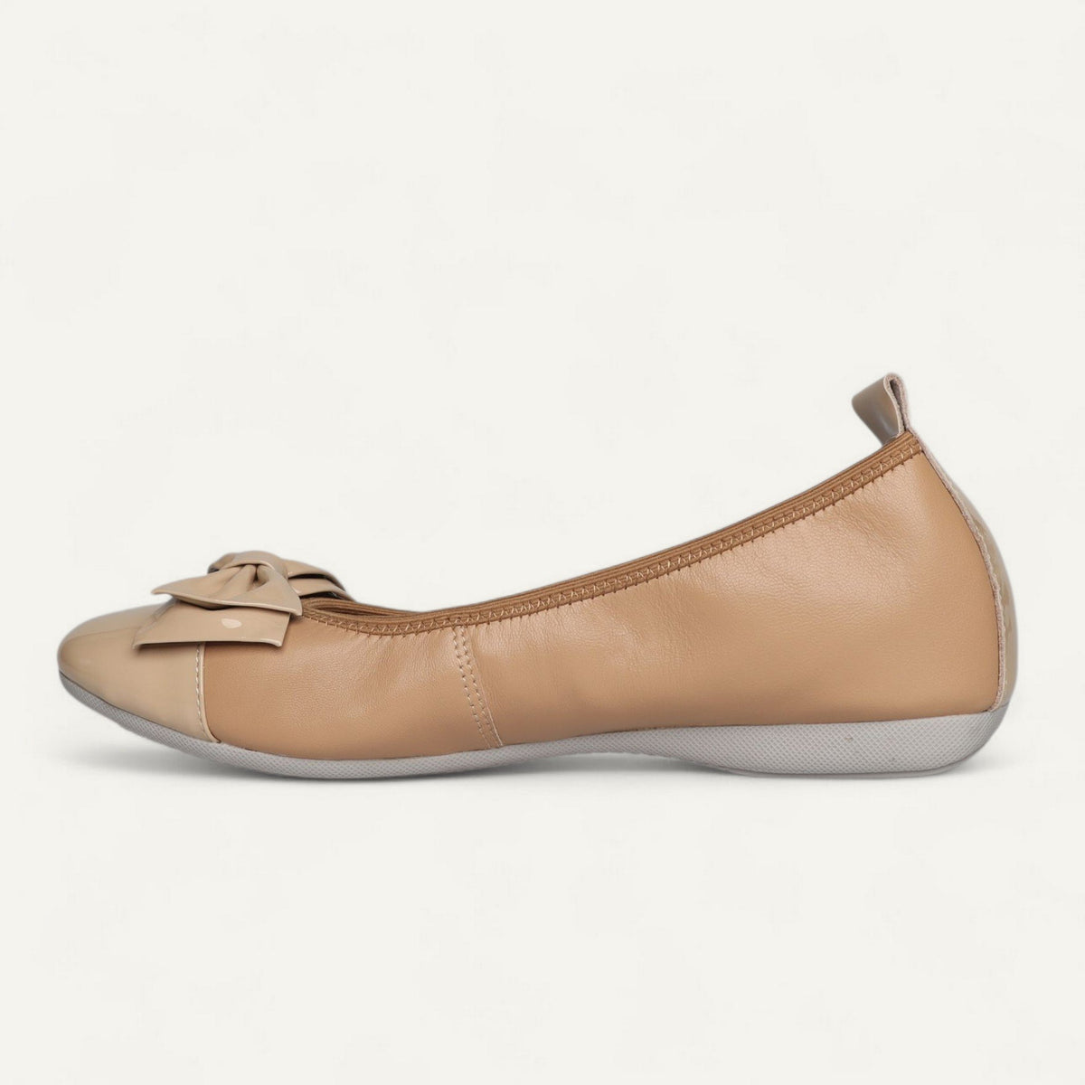 Ballerinas Beige, Nappaleder / Lackleder, EU 36,5 – Seitenansicht mit Schuhspitze links