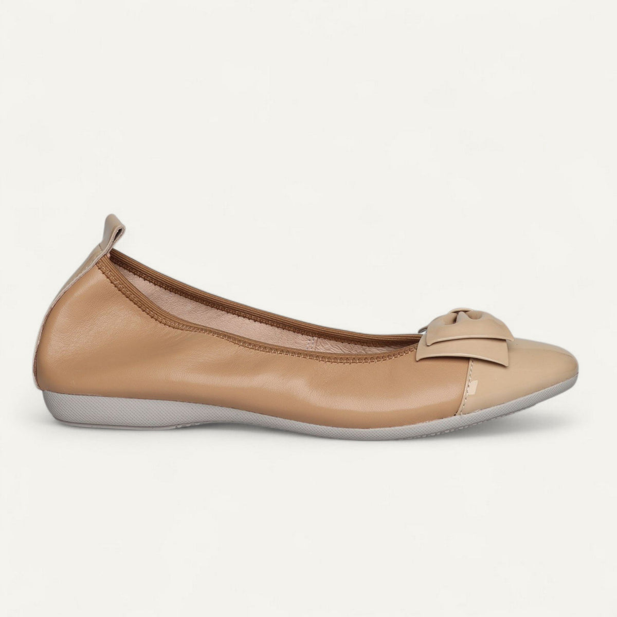 Ballerinas Beige, Nappaleder / Lackleder, EU 36,5 – Seitenansicht mit Schuhspitze rechts