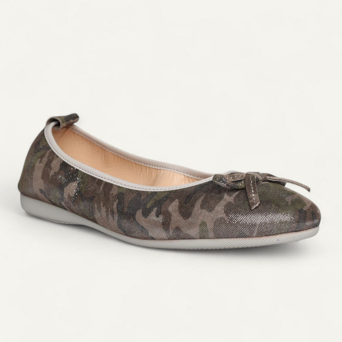 Ballerinas Grau / Taupe, Veloursleder, EU 40 – Schrägansicht von vorne