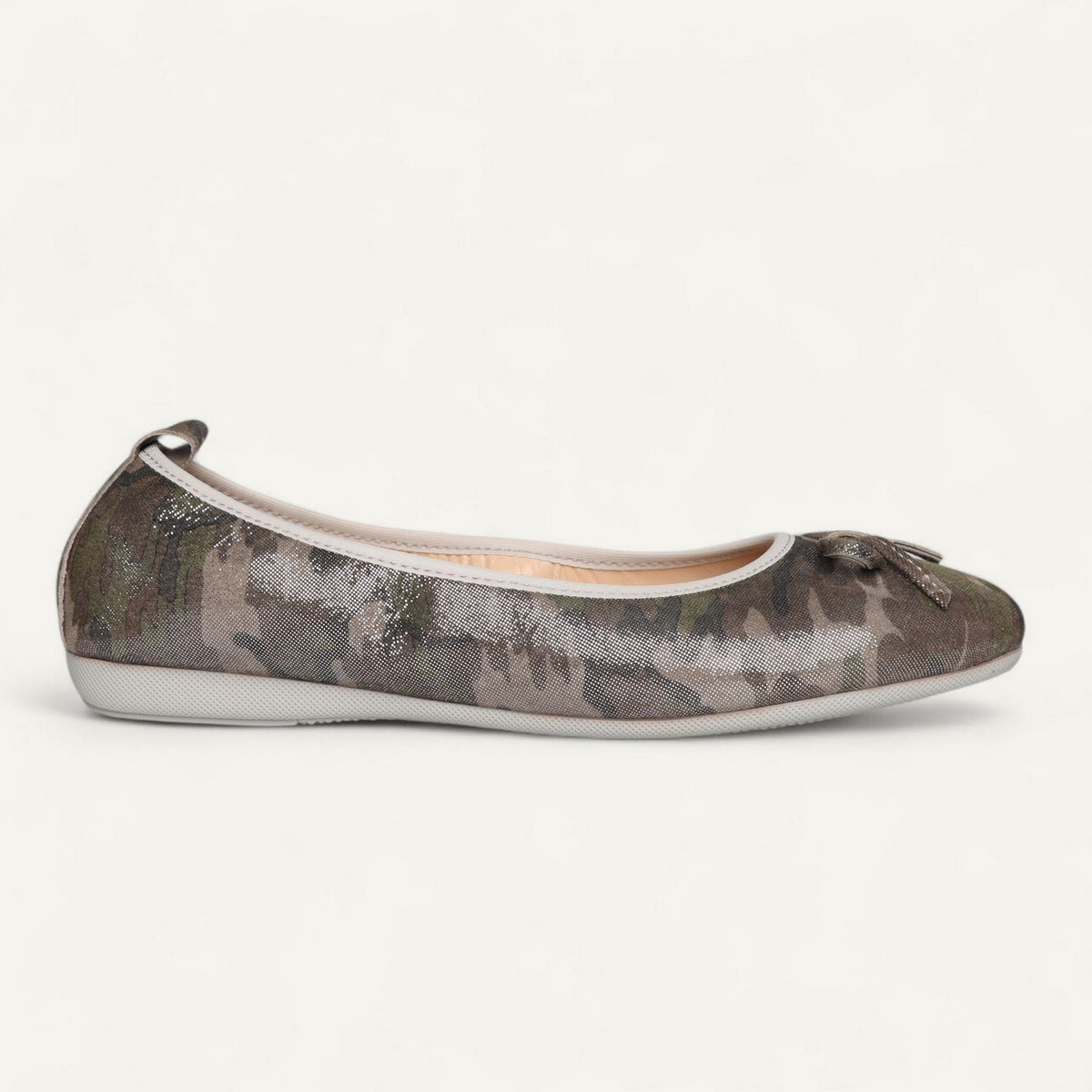 Ballerinas Grau / Taupe, Veloursleder, EU 40 – Seitenansicht mit Schuhspitze rechts