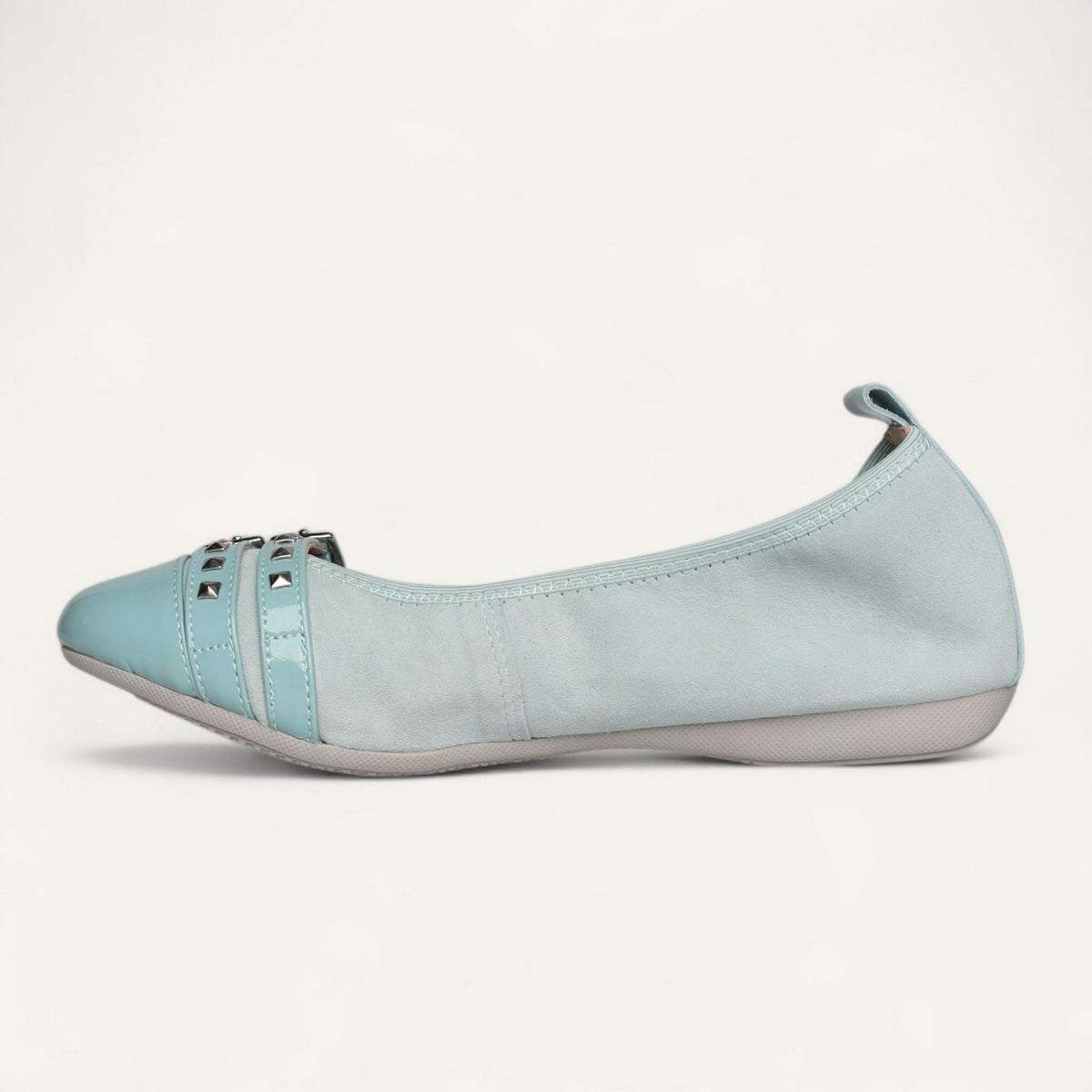 Ballerinas Hellblau, Veloursleder / Lackleder, EU 35 – Seitenansicht mit Schuhspitze links