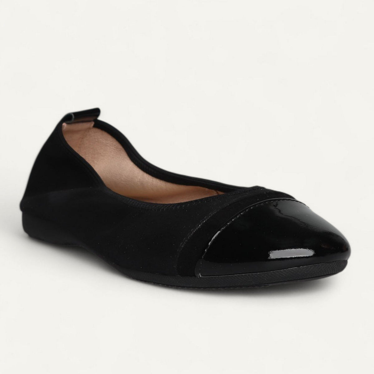 Ballerinas Schwarz, Veloursleder / Lackleder, EU 37 – Schrägansicht von vorne