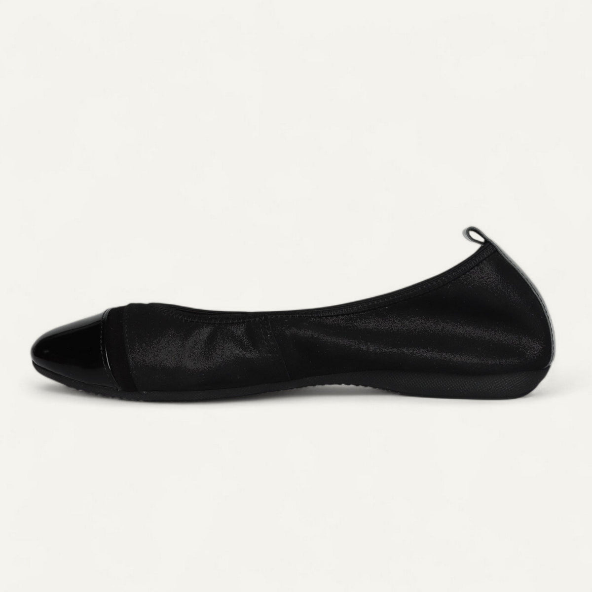 Ballerinas Schwarz, Veloursleder / Lackleder, EU 37 – Seitenansicht mit Schuhspitze links