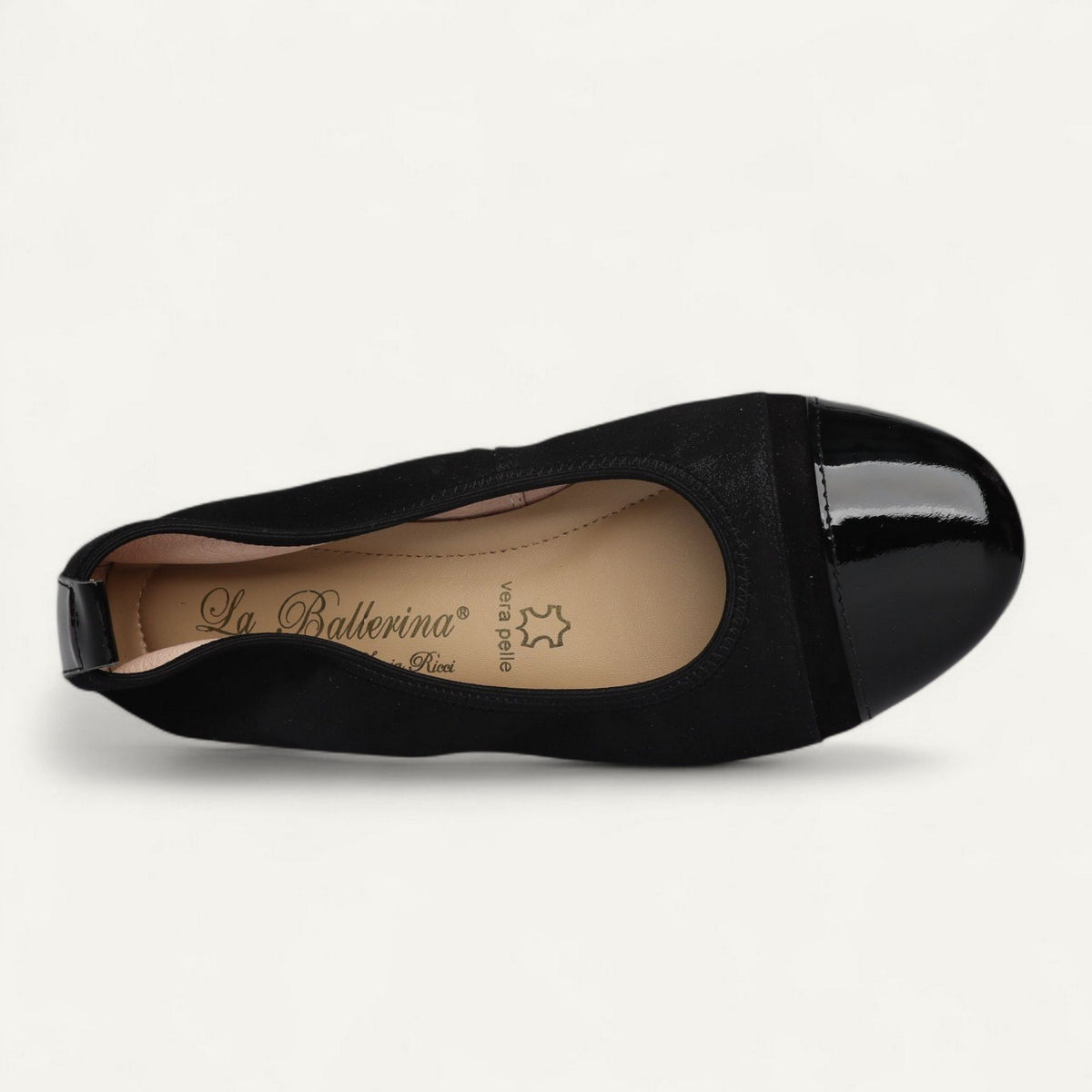 Ballerinas Schwarz, Veloursleder / Lackleder, EU 37 – Draufsicht auf Zierdetail und Lederinnensohle