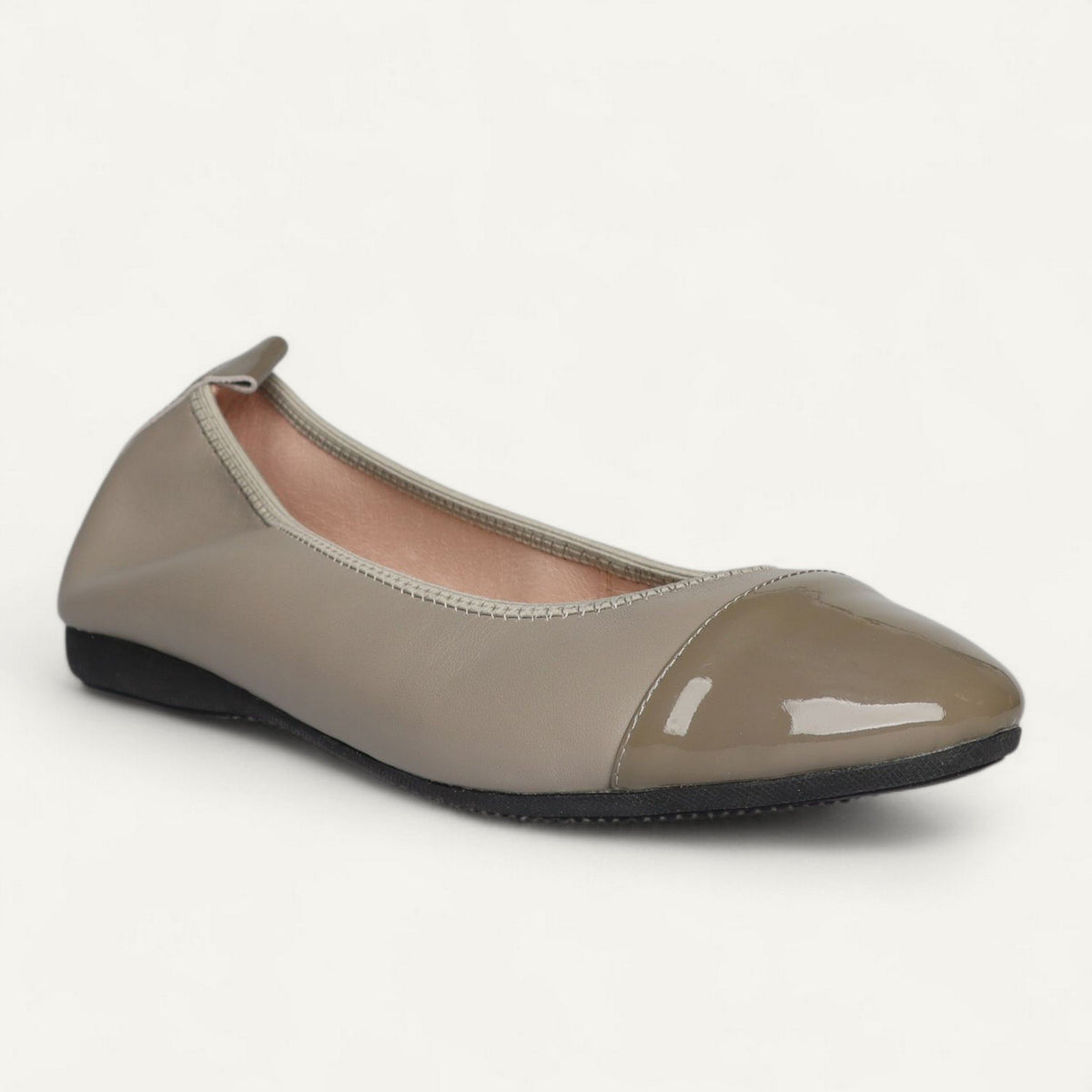 Ballerinas Taupe, Nappaleder / Lackleder, EU 39 – Schrägansicht von vorne