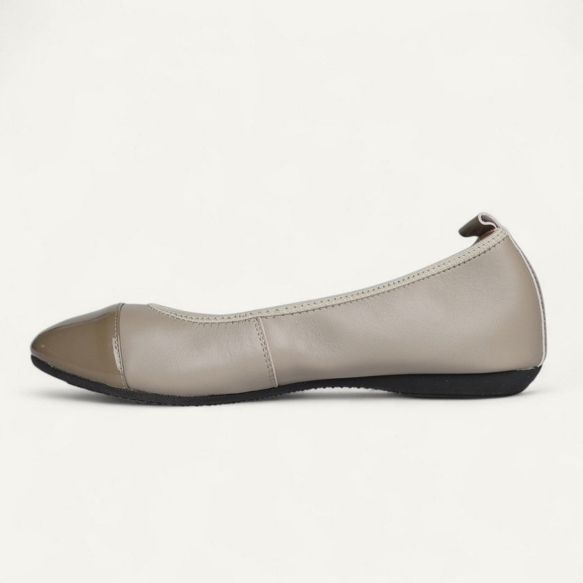 Ballerinas Taupe, Nappaleder / Lackleder, EU 39 – Seitenansicht mit Schuhspitze links