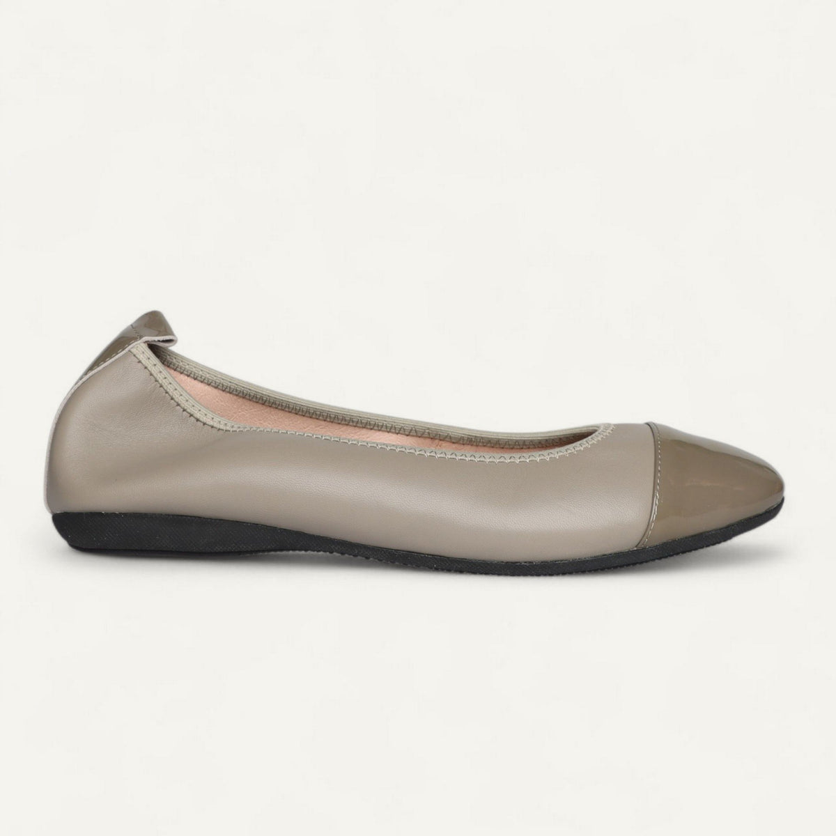 Ballerinas Taupe, Nappaleder / Lackleder, EU 39 – Seitenansicht mit Schuhspitze rechts