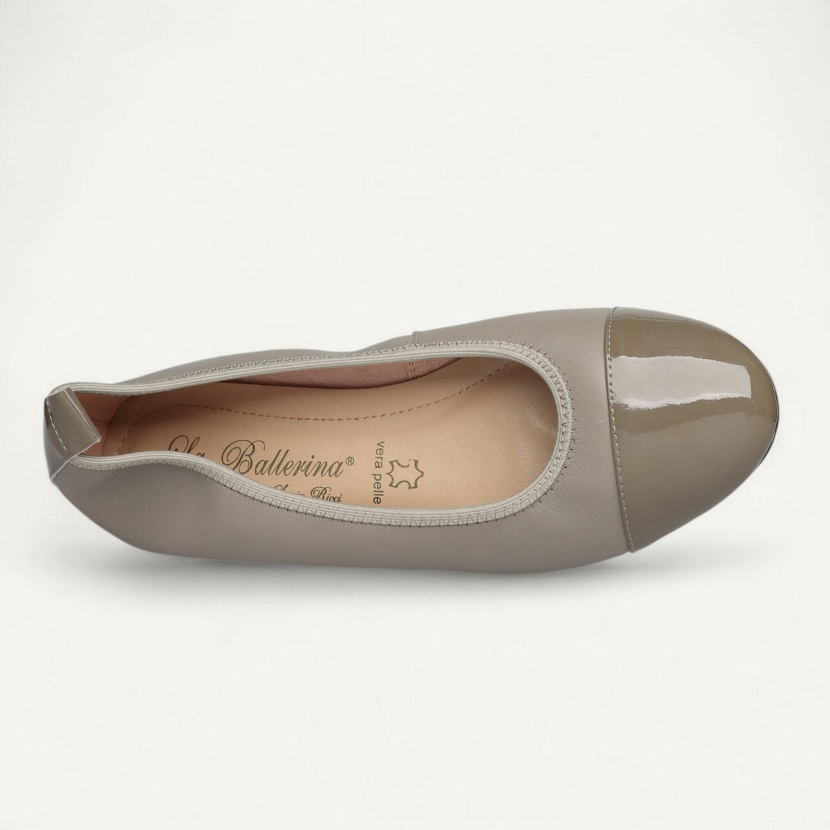 Ballerinas Taupe, Nappaleder / Lackleder, EU 39 – Draufsicht auf Zierdetail und Lederinnensohle
