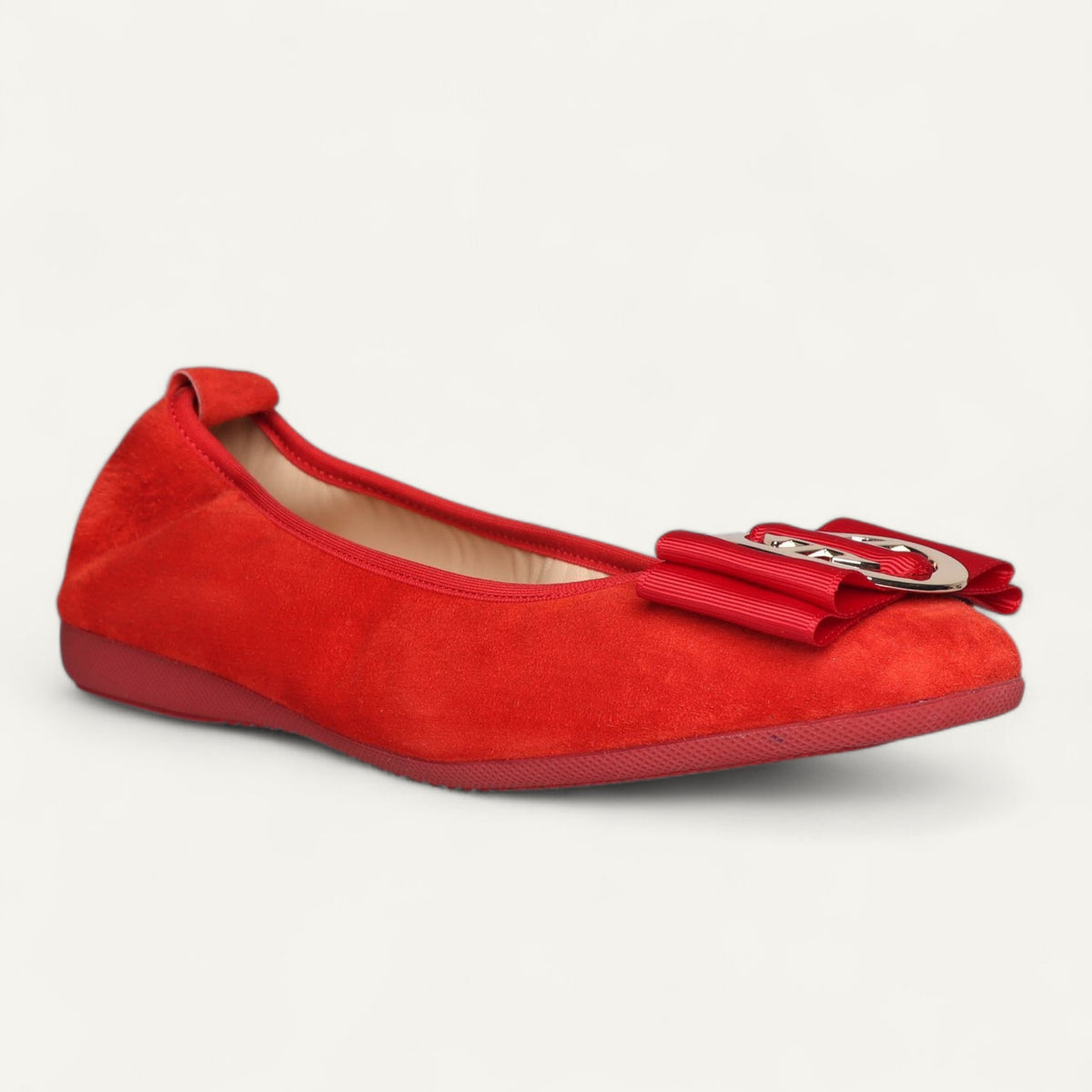 CAMBIO Ballerinas aus Veloursleder in Rot – Schrägansicht von vorne.