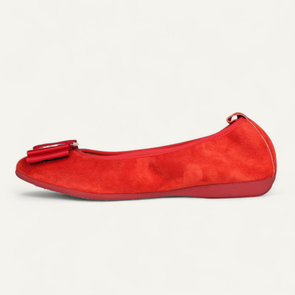 CAMBIO Ballerinas aus Veloursleder in Rot – Seitenansicht, Schuhspitze links.