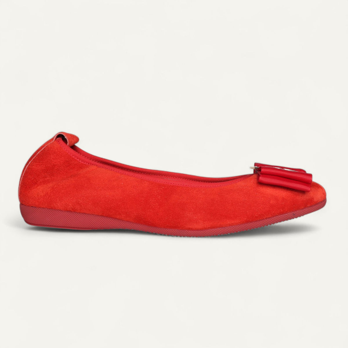 CAMBIO Ballerinas aus Veloursleder in Rot – Seitenansicht, Schuhspitze rechts.