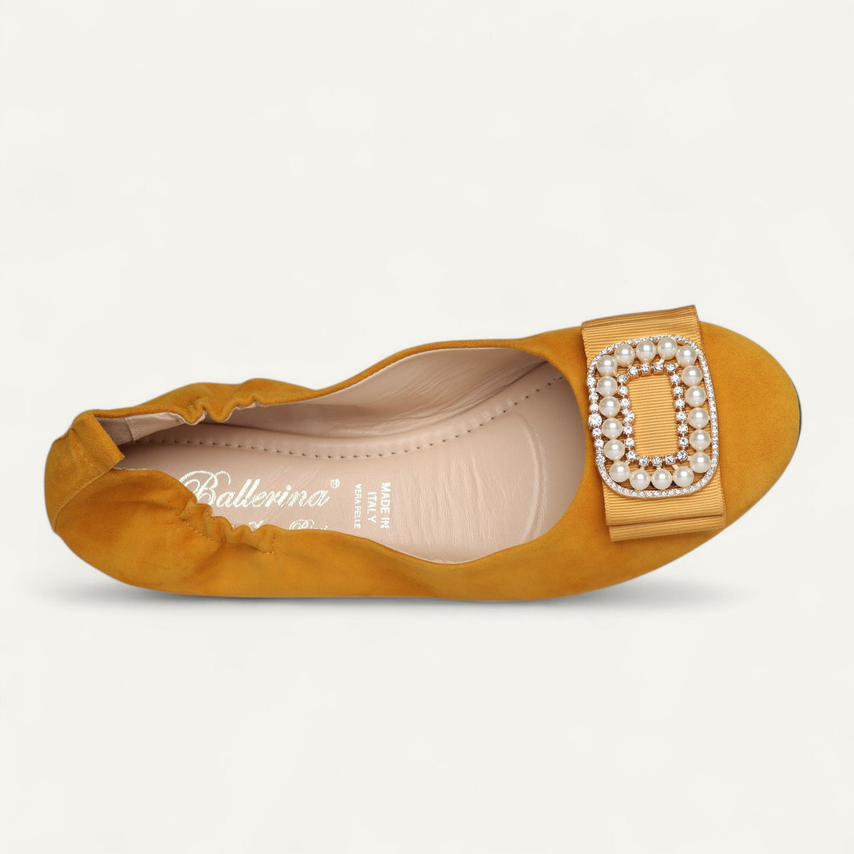 CAMBIO ballerina’s van suède in mosterdgeel – Bovenaanzicht van gesp en binnenzool.