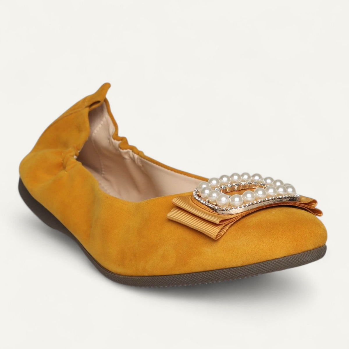 CAMBIO ballerina’s van suède in mosterdgeel – Schuin vooraanzicht.