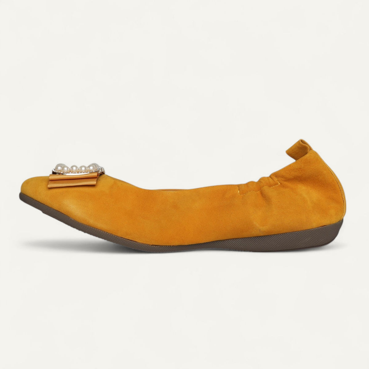 CAMBIO ballerina’s van suède in mosterdgeel – Zijaanzicht, neus naar links.