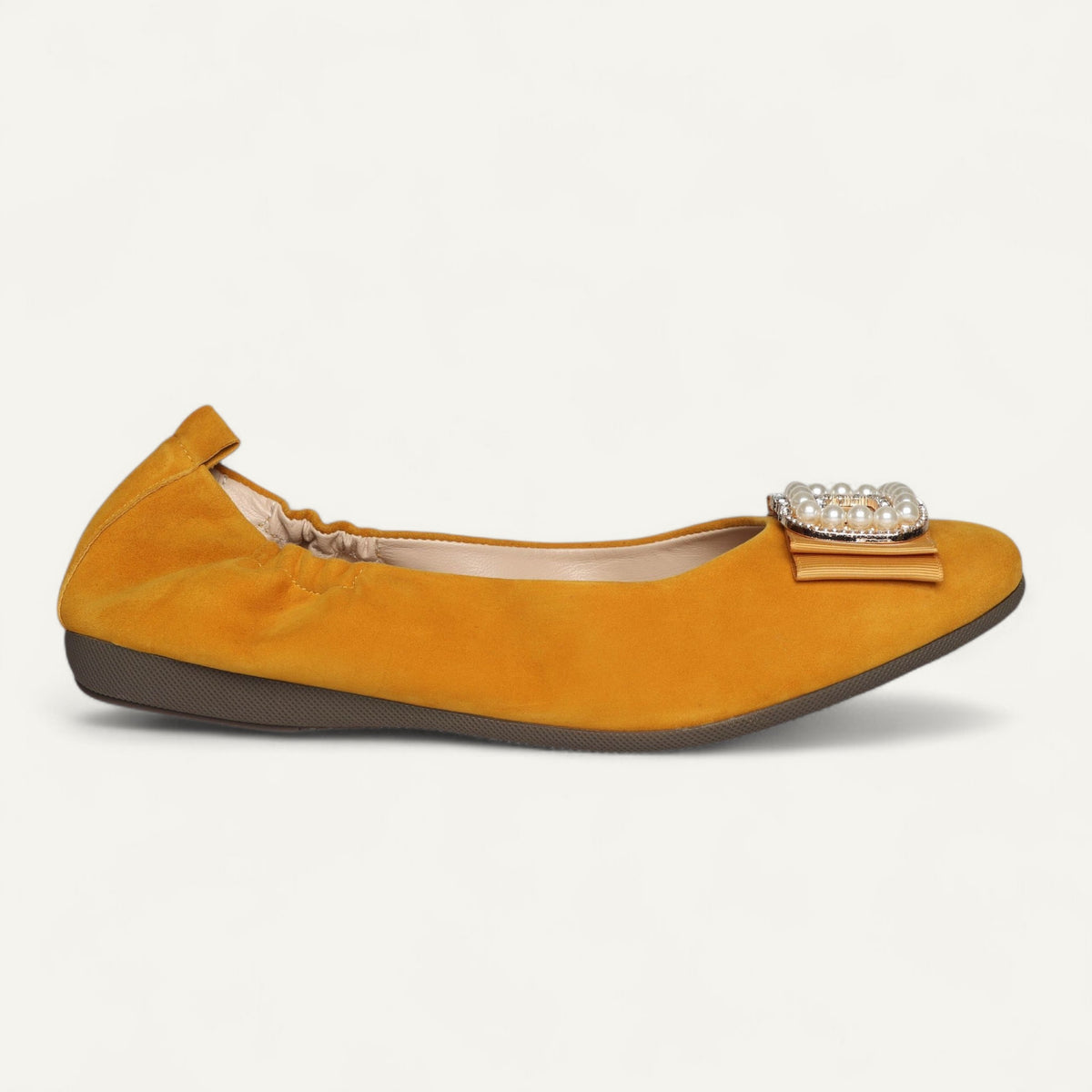 CAMBIO ballerina’s van suède in mosterdgeel – Zijaanzicht, neus naar rechts.