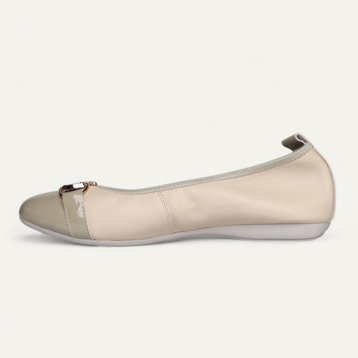 Ballerinas Beige / Taupe, Nappaleder / Lackleder, EU 37 und 39,5 – Seitenansicht mit Schuhspitze links