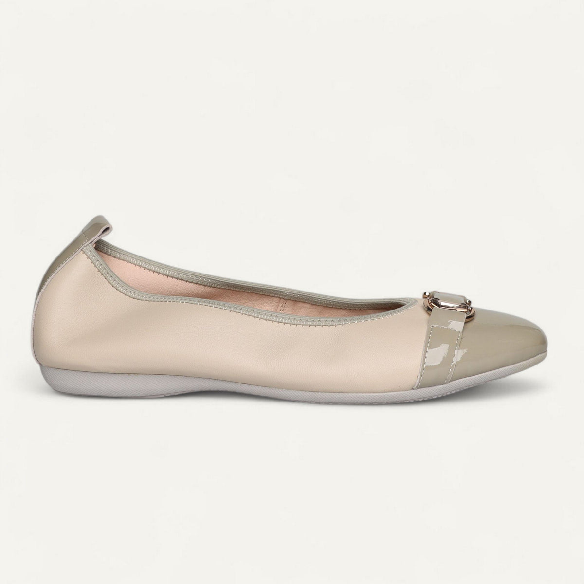 Ballerinas Beige / Taupe, Nappaleder / Lackleder, EU 37 und 39,5 – Seitenansicht mit Schuhspitze rechts