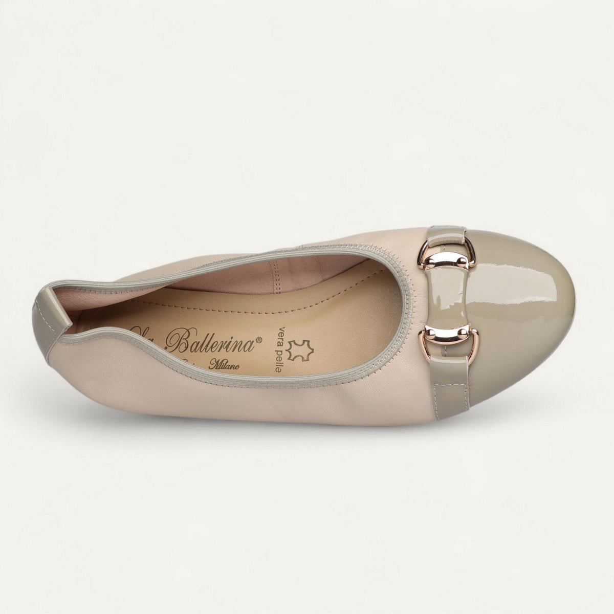 Ballerinas Beige / Taupe, Nappaleder / Lackleder, EU 37 und 39,5 – Draufsicht auf Zierdetail und Lederinnensohle