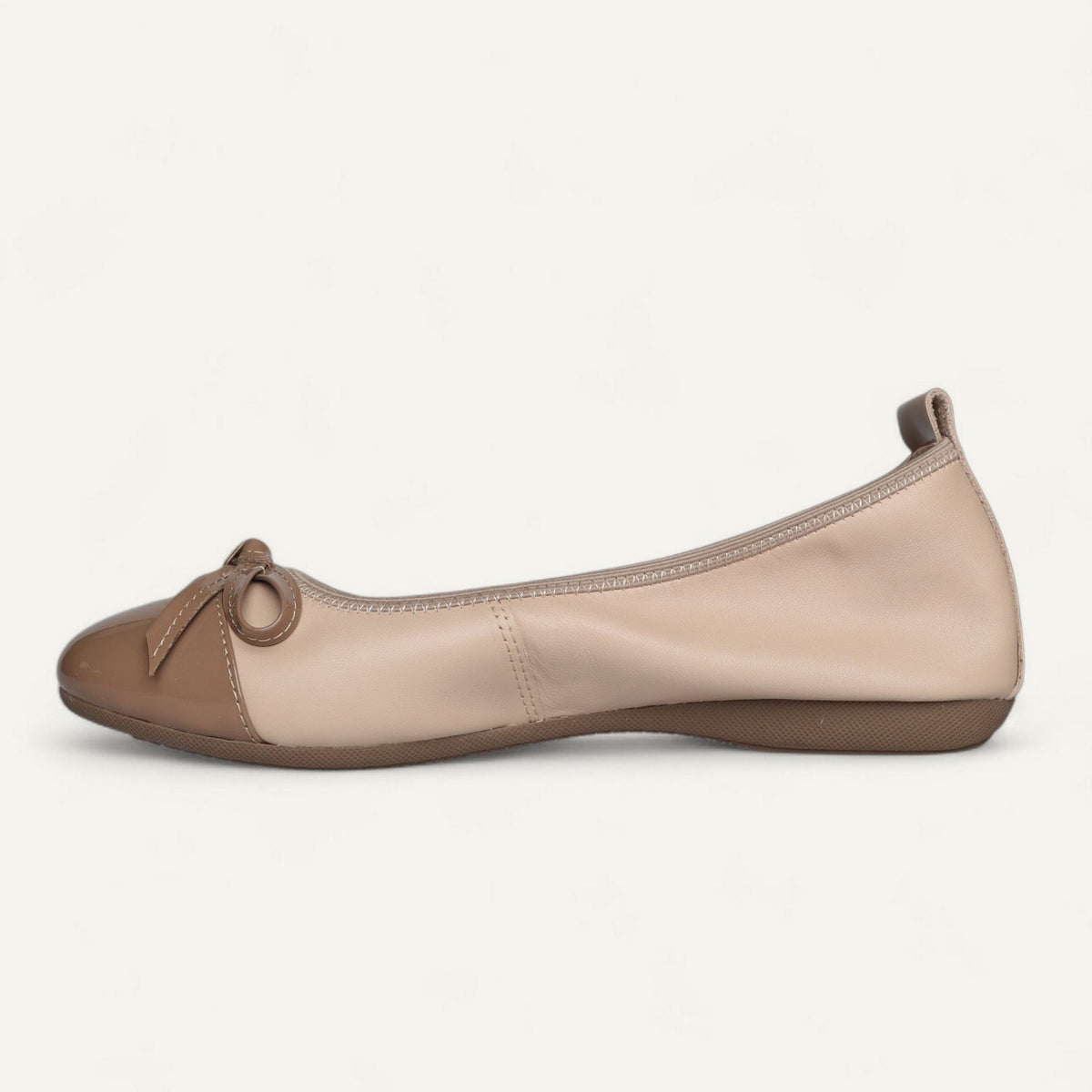 Ballerinas Beige / Taupe, Nappaleder / Lackleder, EU 36,5 – Seitenansicht mit Schuhspitze links