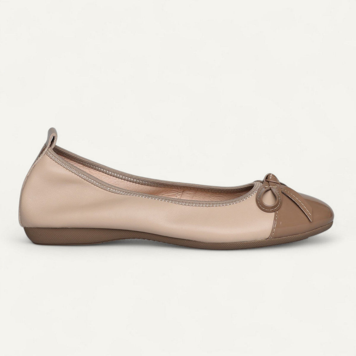 Ballerinas Beige / Taupe, Nappaleder / Lackleder, EU 36,5 – Seitenansicht mit Schuhspitze rechts
