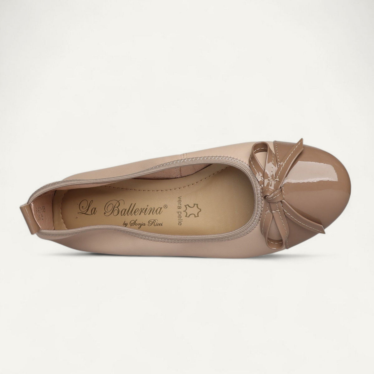 Ballerinas Beige / Taupe, Nappaleder / Lackleder, EU 36,5 – Draufsicht auf Zierdetail und Lederinnensohle