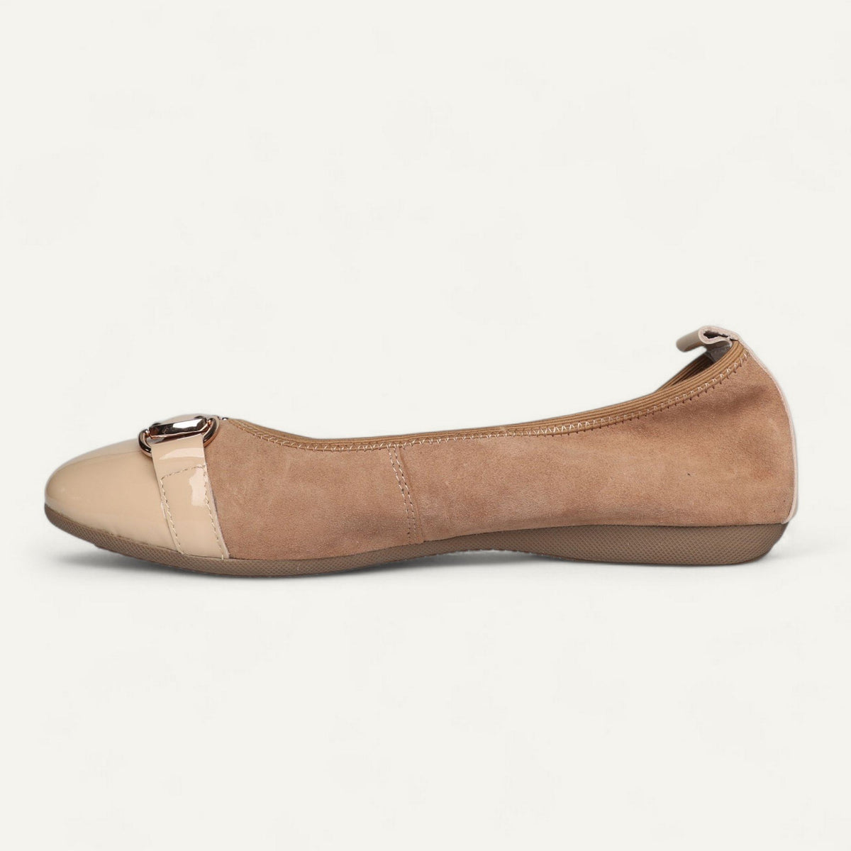 Ballerinas Beige / Taupe, Veloursleder / Lackleder, EU 36,5 – Seitenansicht mit Schuhspitze links