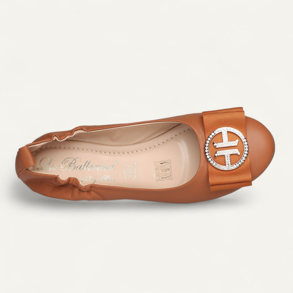 Ballerinas aus Nappaleder in Cognac mit fester Strassschnalle – Draufsicht auf Schnalle und Innensohle.
