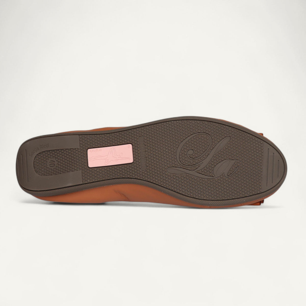 Ballerinas aus Nappaleder in Cognac mit fester Strassschnalle – Unterseite mit Laufsohle.