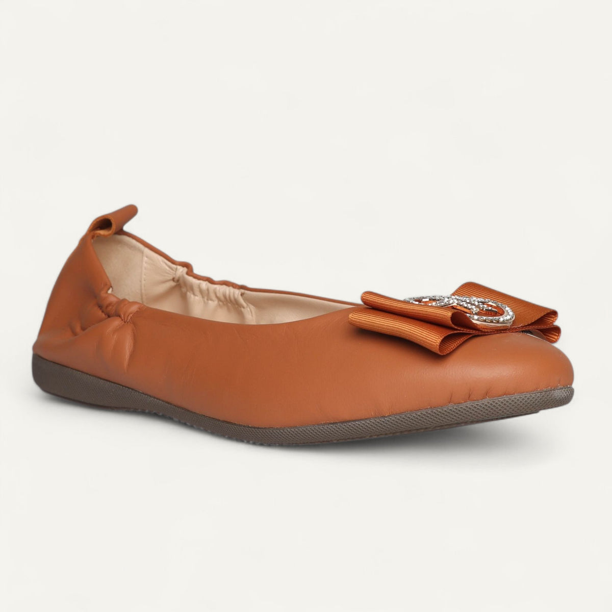 Ballerinas aus Nappaleder in Cognac mit fester Strassschnalle – Schrägansicht von vorne.