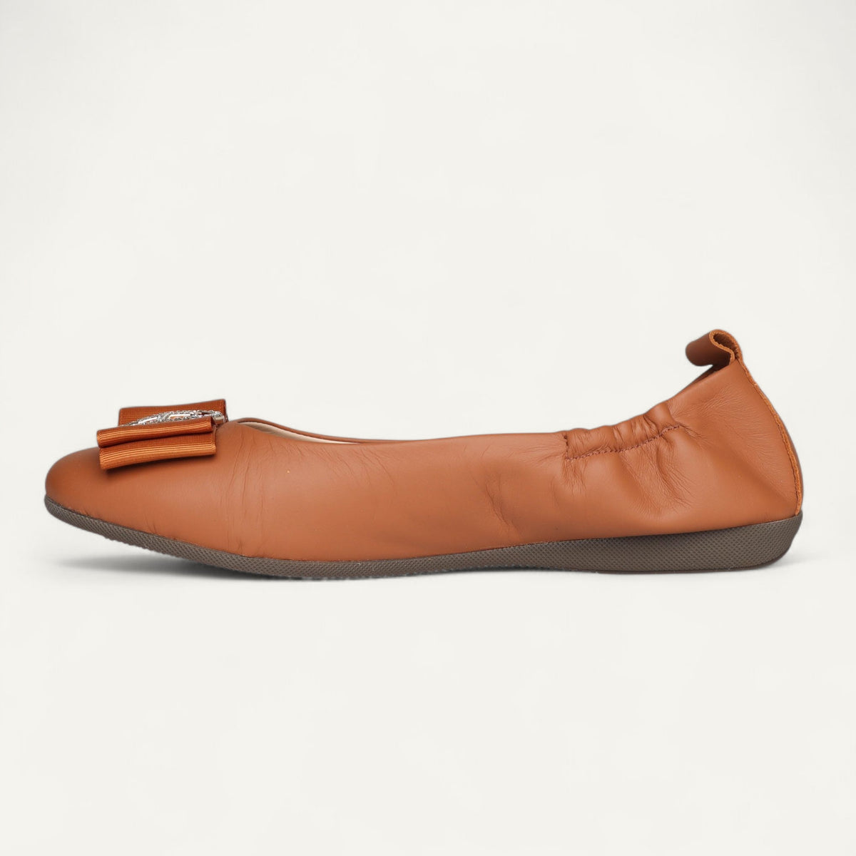 Ballerinas aus Nappaleder in Cognac mit fester Strassschnalle – Seitenansicht, Schuhspitze links.