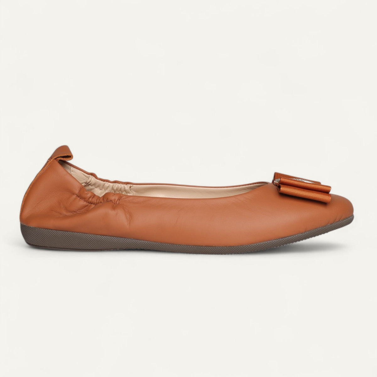 Ballerinas aus Nappaleder in Cognac mit fester Strassschnalle – Seitenansicht, Schuhspitze rechts.
