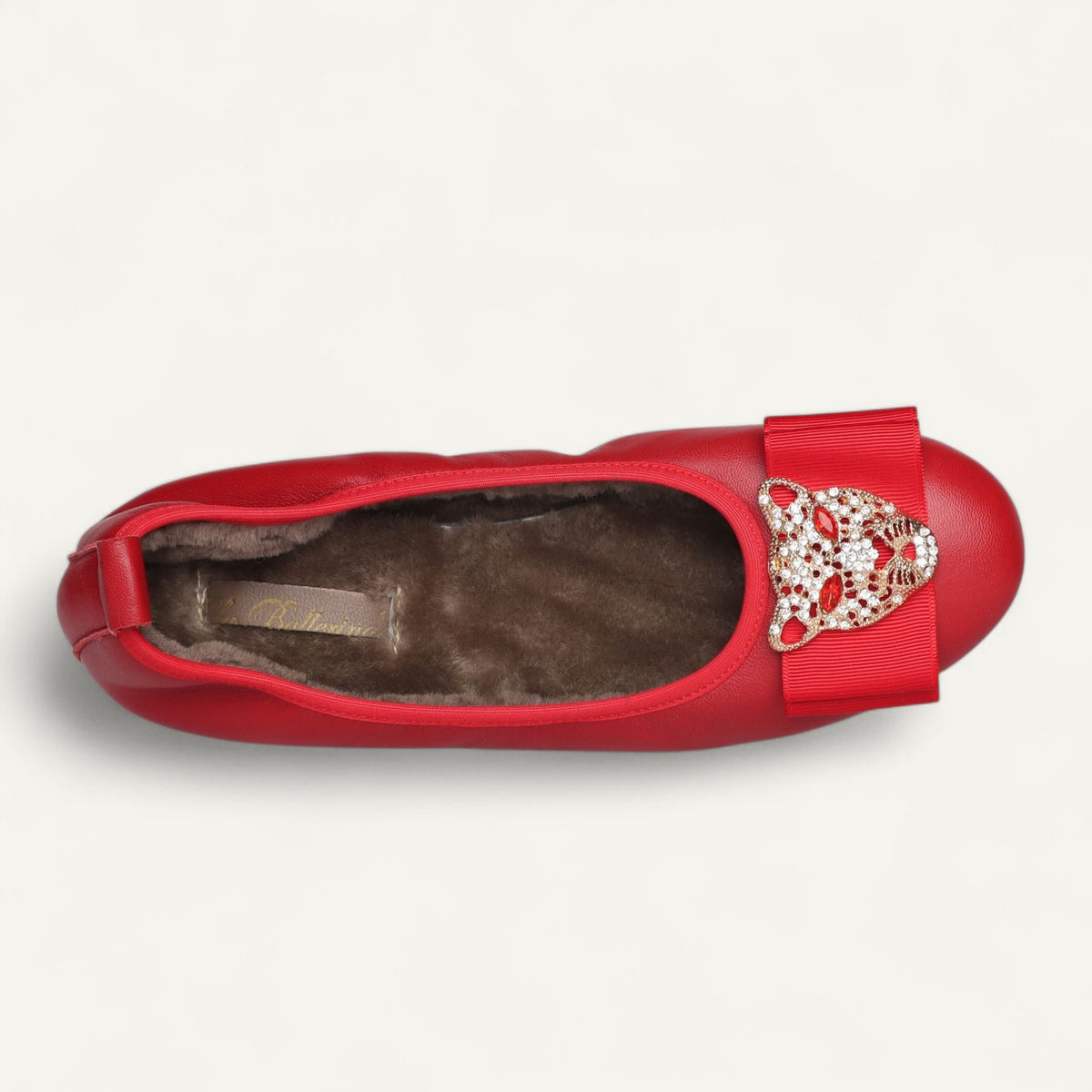 Lammfellgefütterte Ballerinas aus Nappaleder in Rot mit fester Schnalle – Draufsicht auf Schnalle und Innensohle.