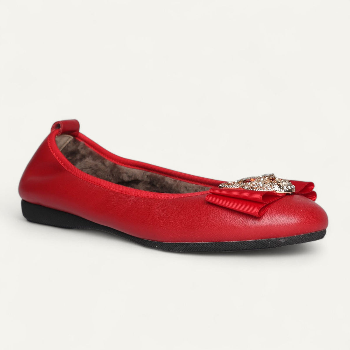 Lammfellgefütterte Ballerinas aus Nappaleder in Rot mit fester Schnalle – Schrägansicht von vorne.