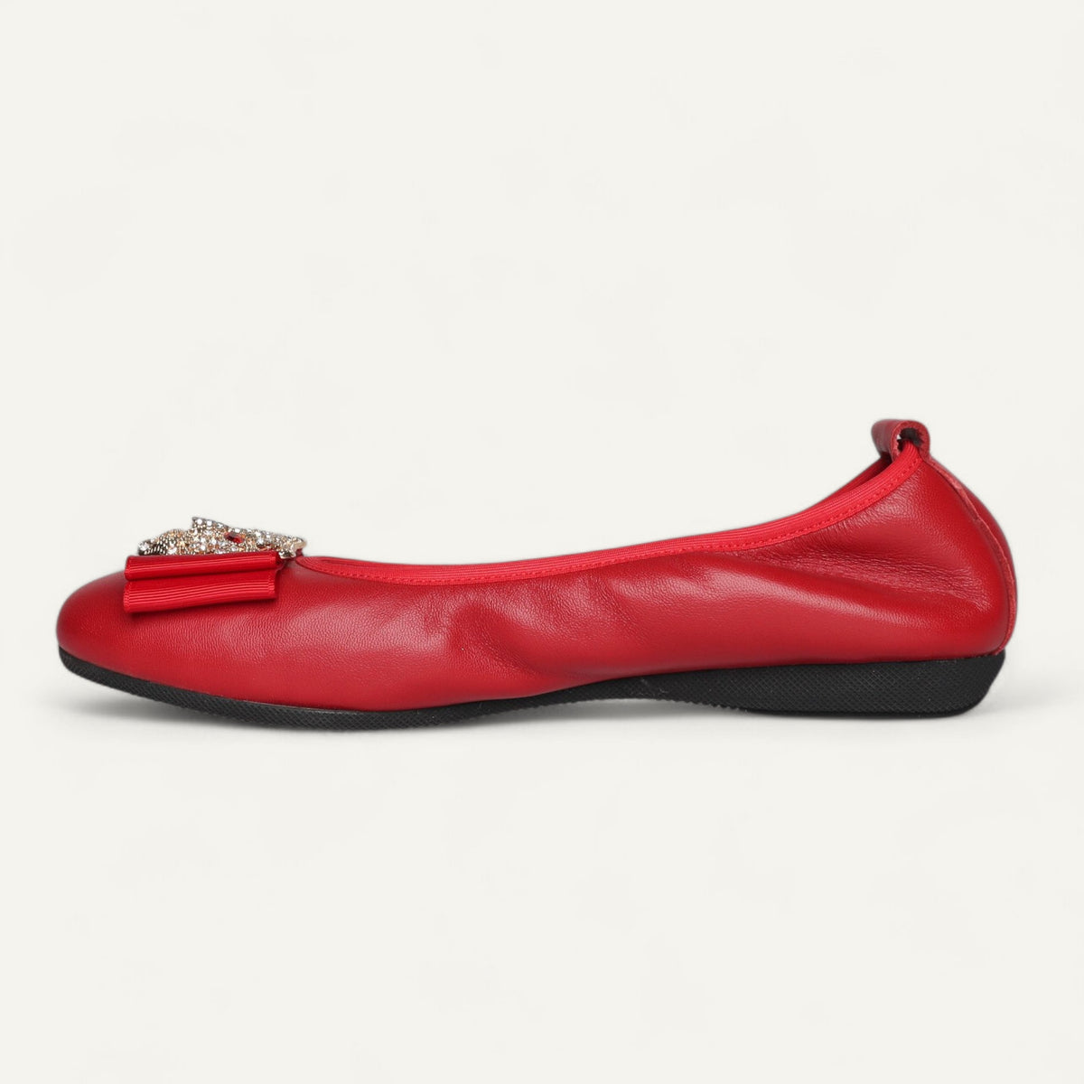 Lammfellgefütterte Ballerinas aus Nappaleder in Rot mit fester Schnalle – Seitenansicht, Schuhspitze links.