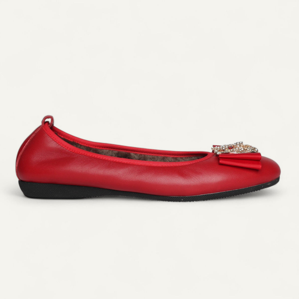 Lammfellgefütterte Ballerinas aus Nappaleder in Rot mit fester Schnalle – Seitenansicht, Schuhspitze rechts.